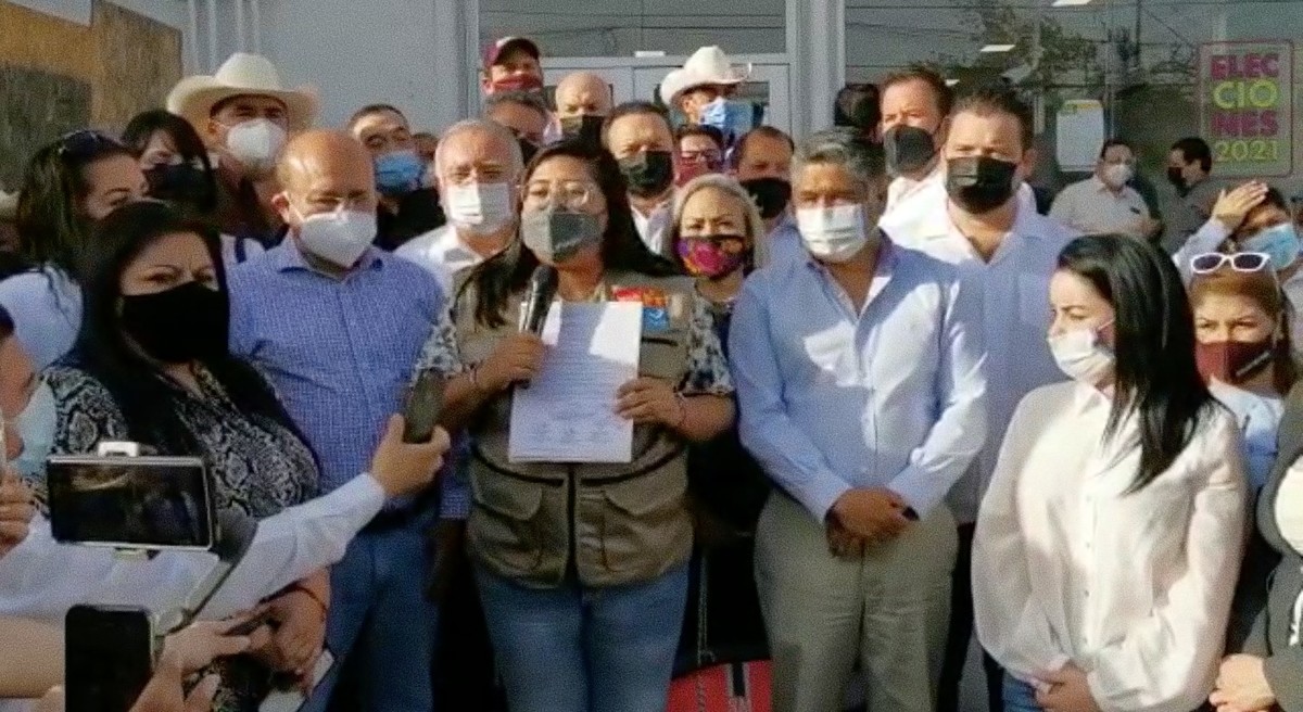Candidatos de Juntos Haremos Historia en Nuevo León protestan en CEE. Foto: Especial.