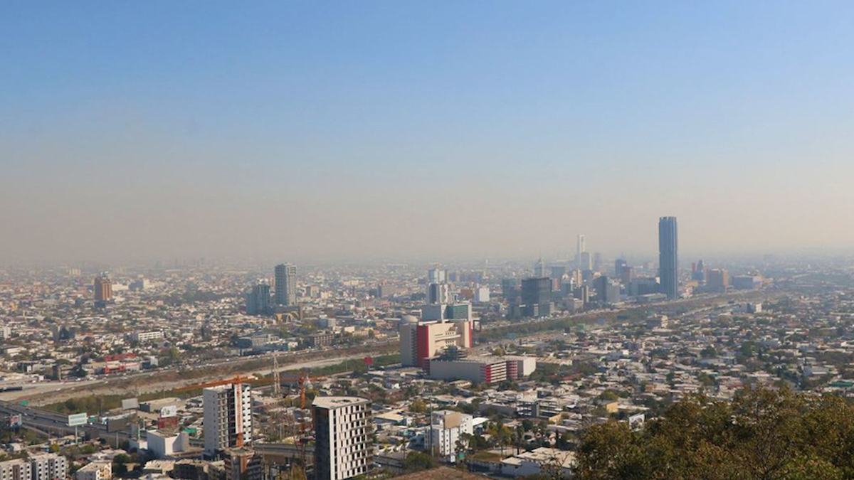 Emite Nuevo León alerta por mala calidad del aire ante incendio en sierra de Santiago