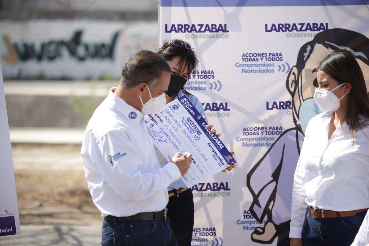 Fernando Larrazabal firmando su compromiso de campaña número 16. Foto: Especial.