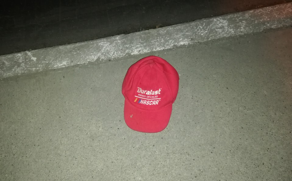 La gorra que traía la persona que buscaba quitarse la vida