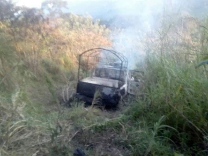 La camioneta fue incendiada por el grupo armado. (Especial)