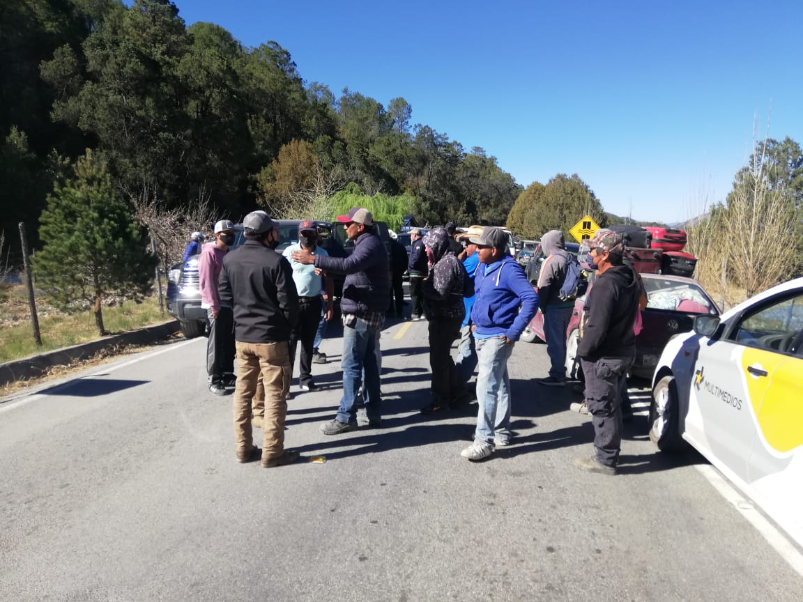 Esta mañana los habitantes intentaron cruzar el retén que se instaló. (Especial)