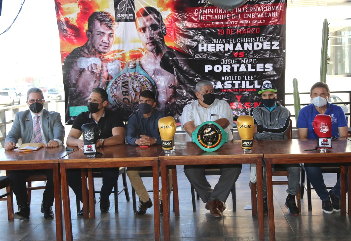En la revelación del fajín estuvieron presentes las más recientes glorias del boxeo lagunero. (Martín Piña)