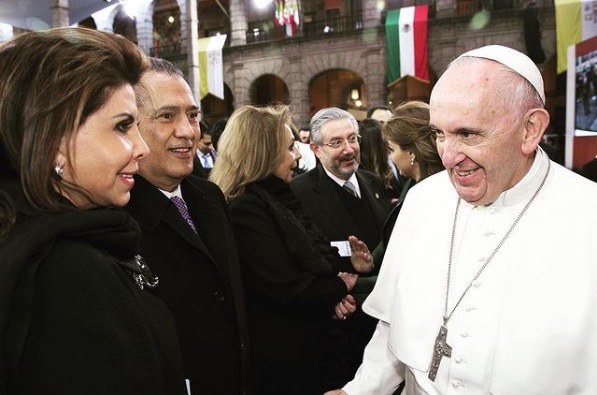 Sylvia Sánchez y Manlio Fabio Beltrones. con el papa Francisco./ Instagram Manlio Fabio Beltrones