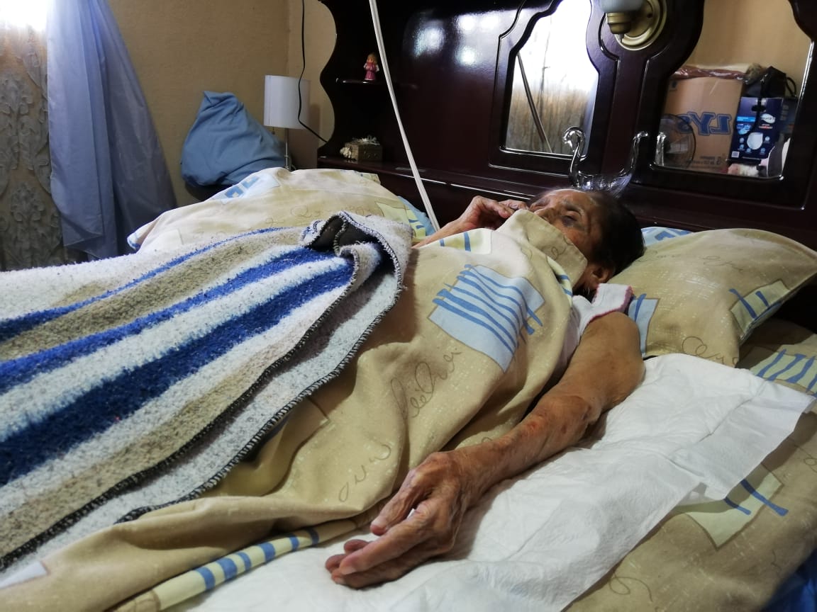 vacuna a abuelita de 82 años