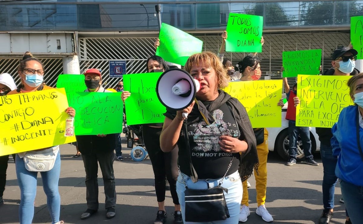 Los ambulantes protestan tras la detención de Diana Sánchez Barrios. | Ramón Ramírez