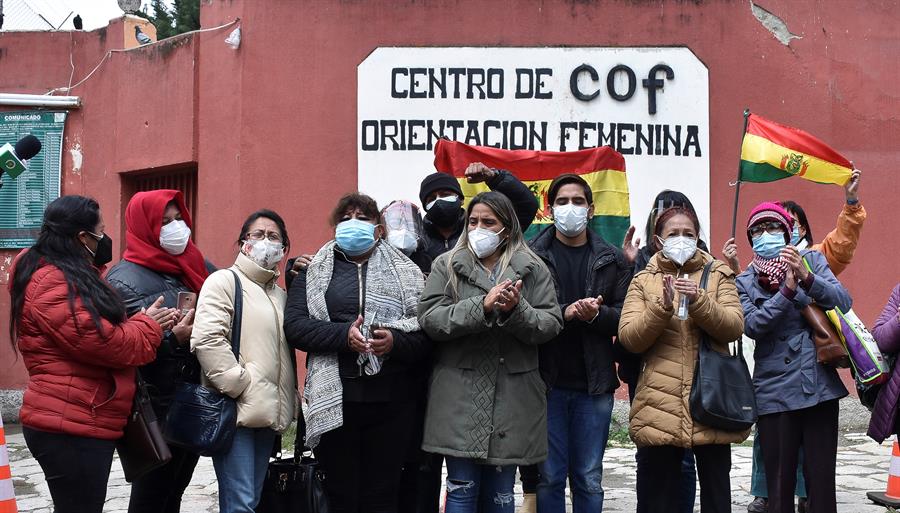 La familia de Áñez hace vigilia en la cárcel por la salud de la ex mandataria.|  EFE.