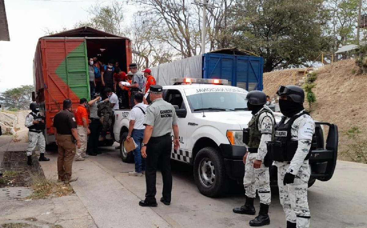 Guardia Nacional auxilia a más de 300 migrantes hacinados en camiones. (Especial)