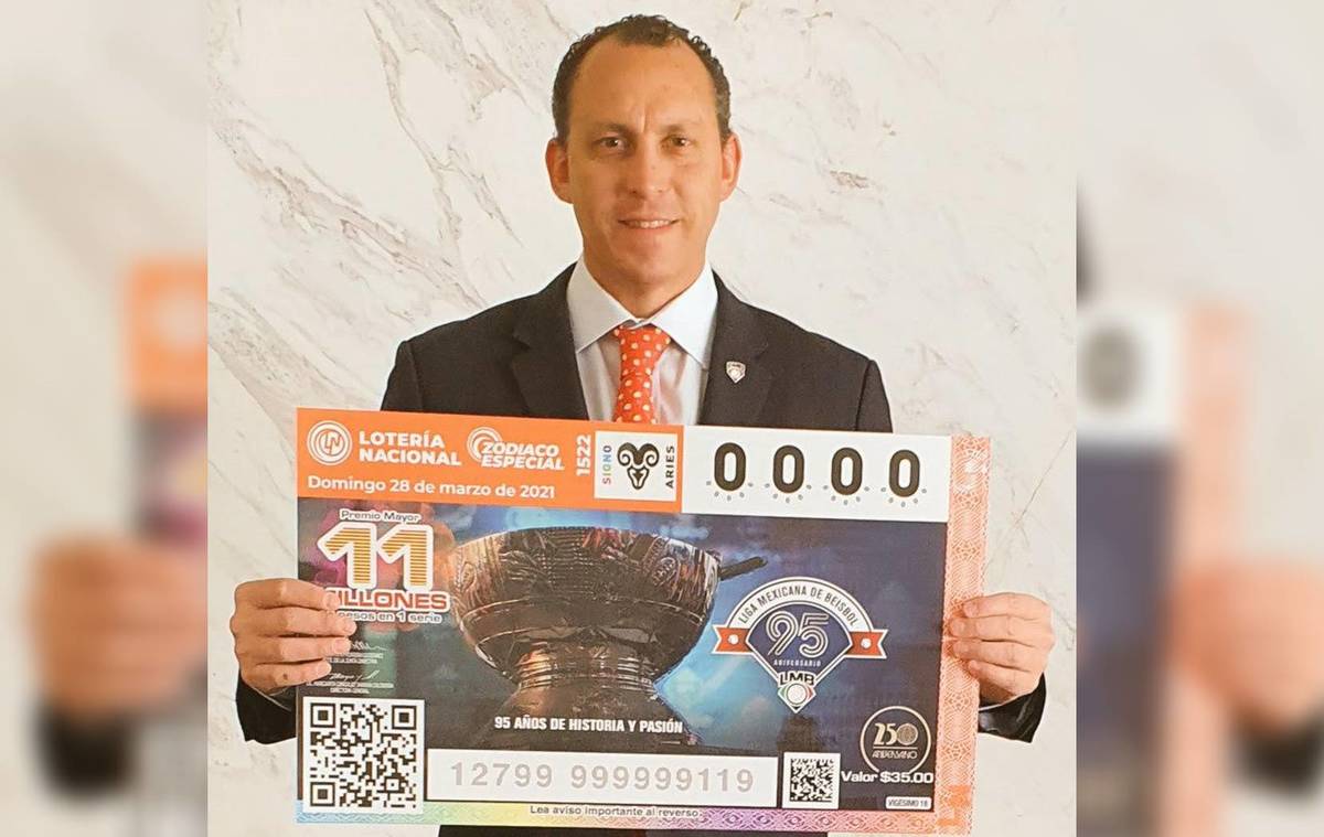 Horacio de la Vega presenta el billete de lotería de la LMB (Cortesía)
