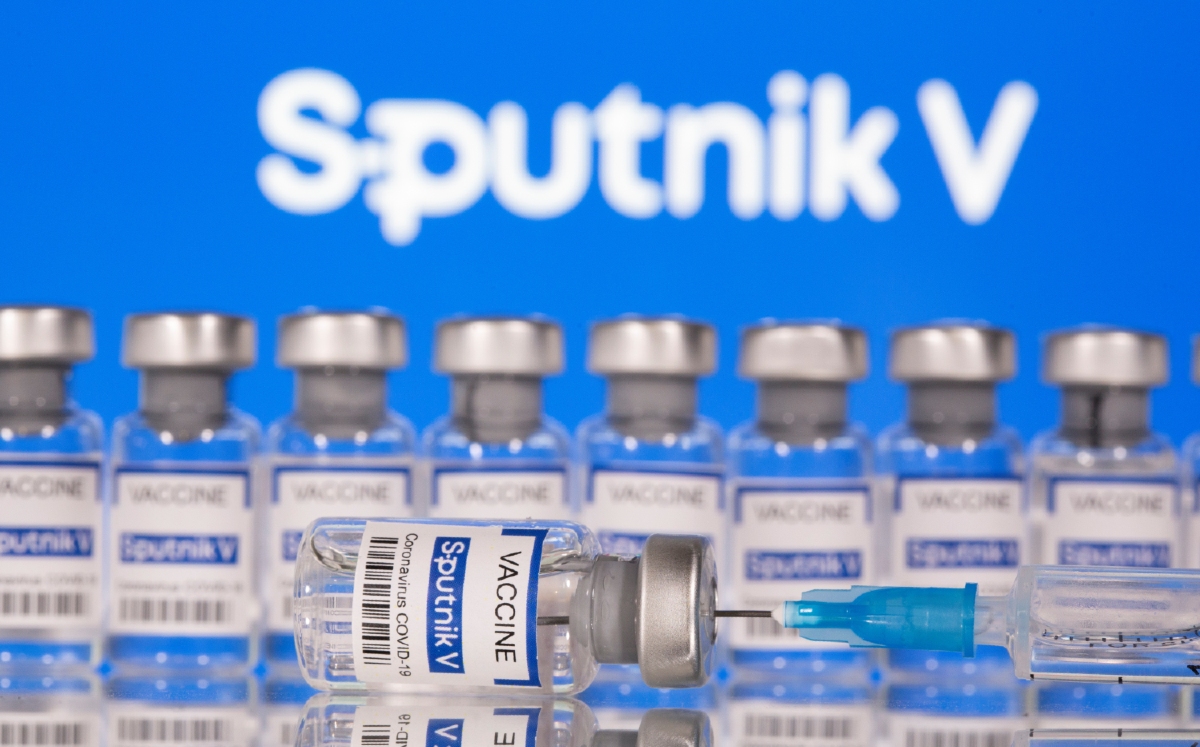 Imagen de ilustración de viales con la etiqueta de la vacuna Sputnik V contra el coronavirus. (Reuters)