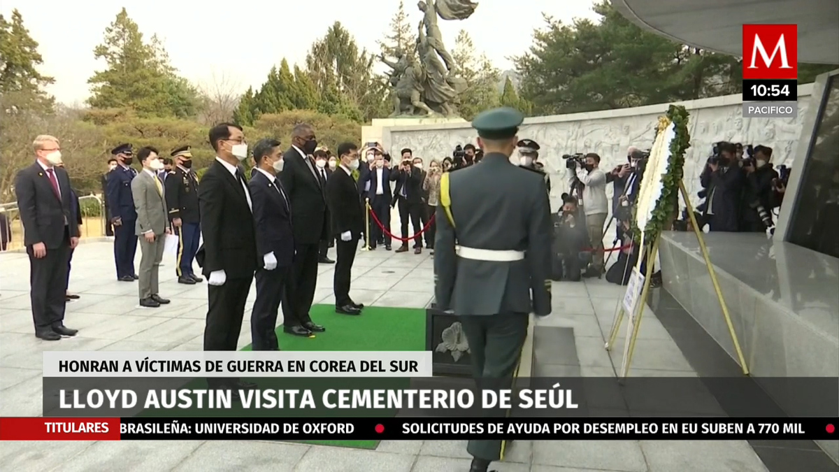 Lloyd Austin visita el cementerio de Seúl para honrar víctimas de guerra