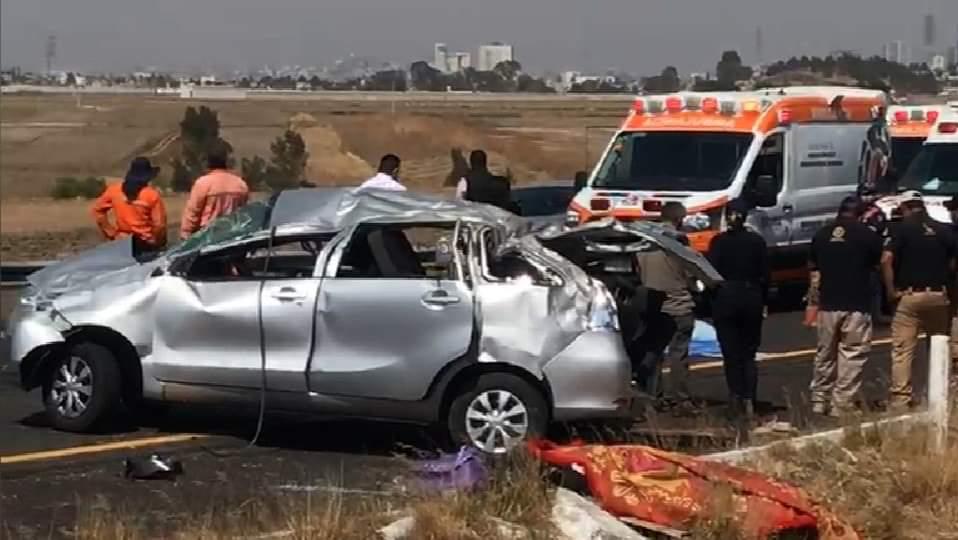 Mueren dos personas tras volcar taxi pirata. (Especial)
