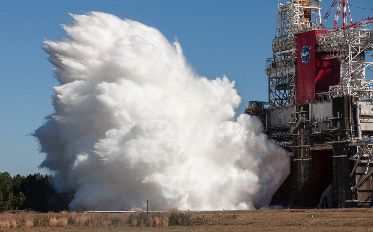La NASA completó con éxito una prueba estática clave de motores del cohete SLS. (AFP)