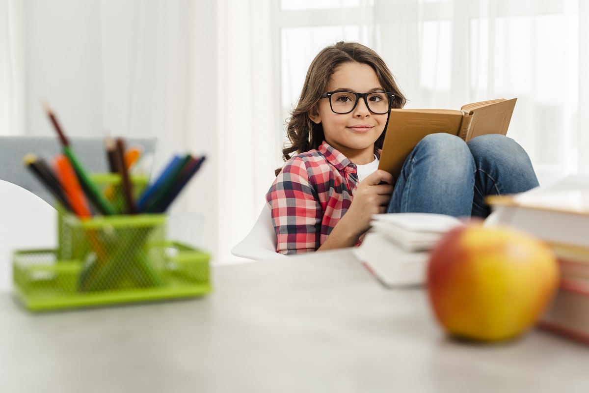 ¡Niñas y niños a leer! Es momento de compartir su fragmento favorito del libro que te gusta. (freepik)