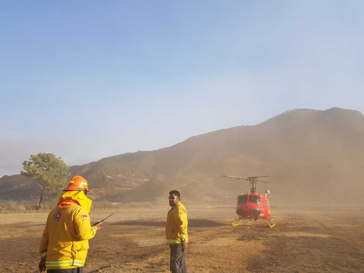 Rentan 2 helicópteros de Estados Unidos para combatir incendio en sierra de Santiago. Foto: Especial