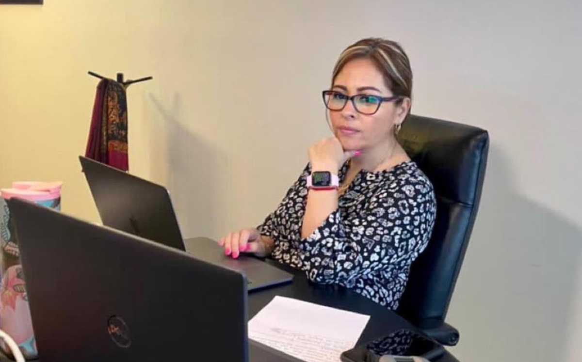La senadora de Morena Lucy Meza con la laptop y el mecanismo de huella digital. (Especial)