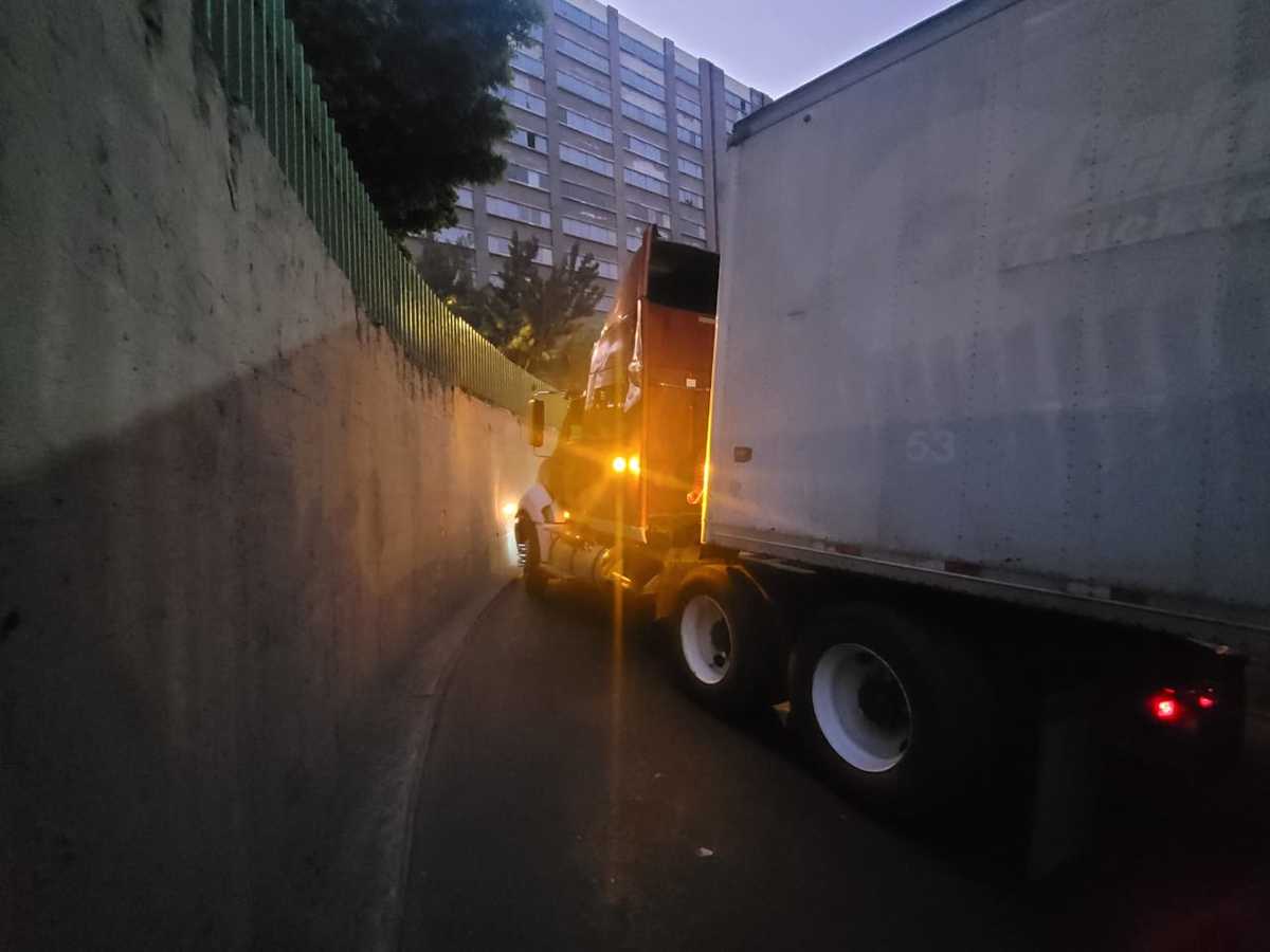 Un tráiler que transportaba cerca de cinco toneladas de cable, quedó atorado