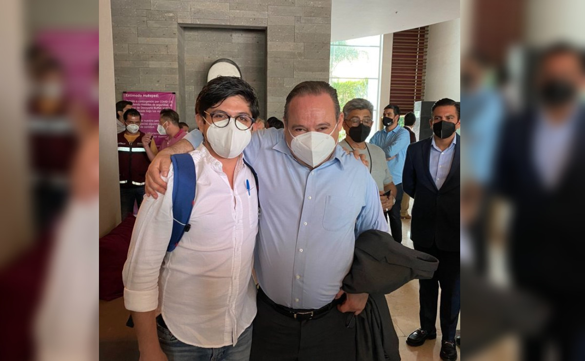 Alberto Uribe (a la derecha), junto con Alejandro Puerto, tras el anuncio de la encuesta (Foto subida a Twitter por Alejandro Puerto)