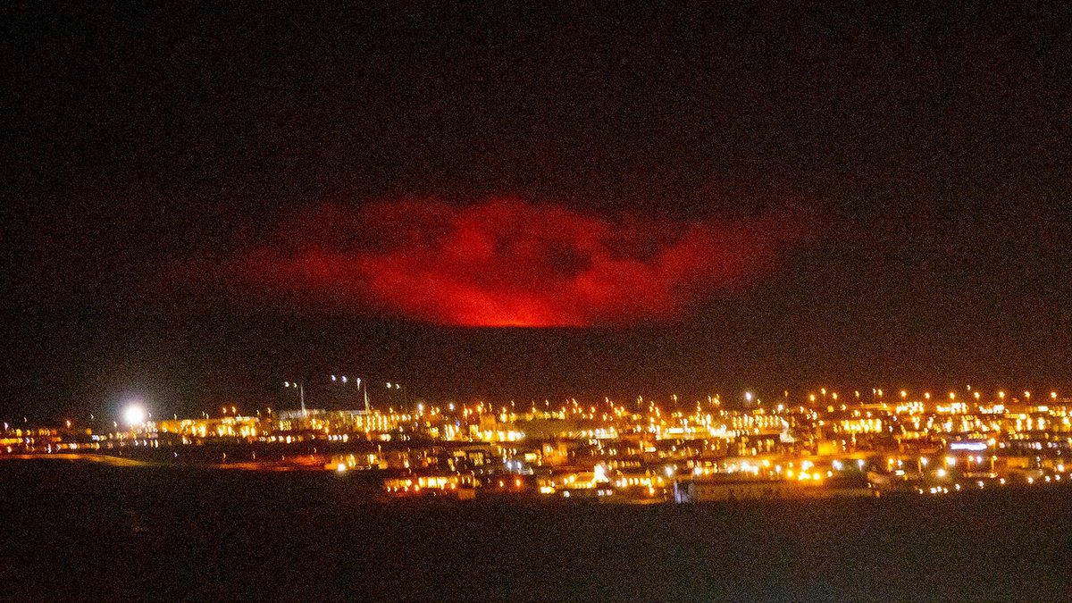 La erupción volcánica se produjo a pocos kilómetros de la capital Reikiavik. (Twitter: @gislio)