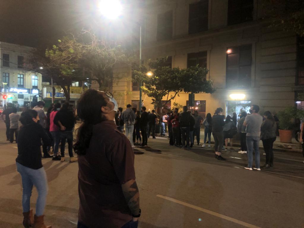 Al escuchar la alerta sísmica, habitantes de la CdMx desalojaron inmuebles. (Jorge Carballo)