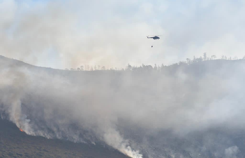 Los brigadistas cuentan con el apoyo de 5 helicópteros. (Especial)