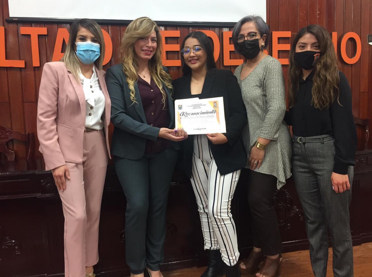 María Fernanda Mireles fue la ganadora del concurso, recibe el reconocimiendo de parte de Adriana Centeno, Joseline González, Karina Pérez y Jesica Es