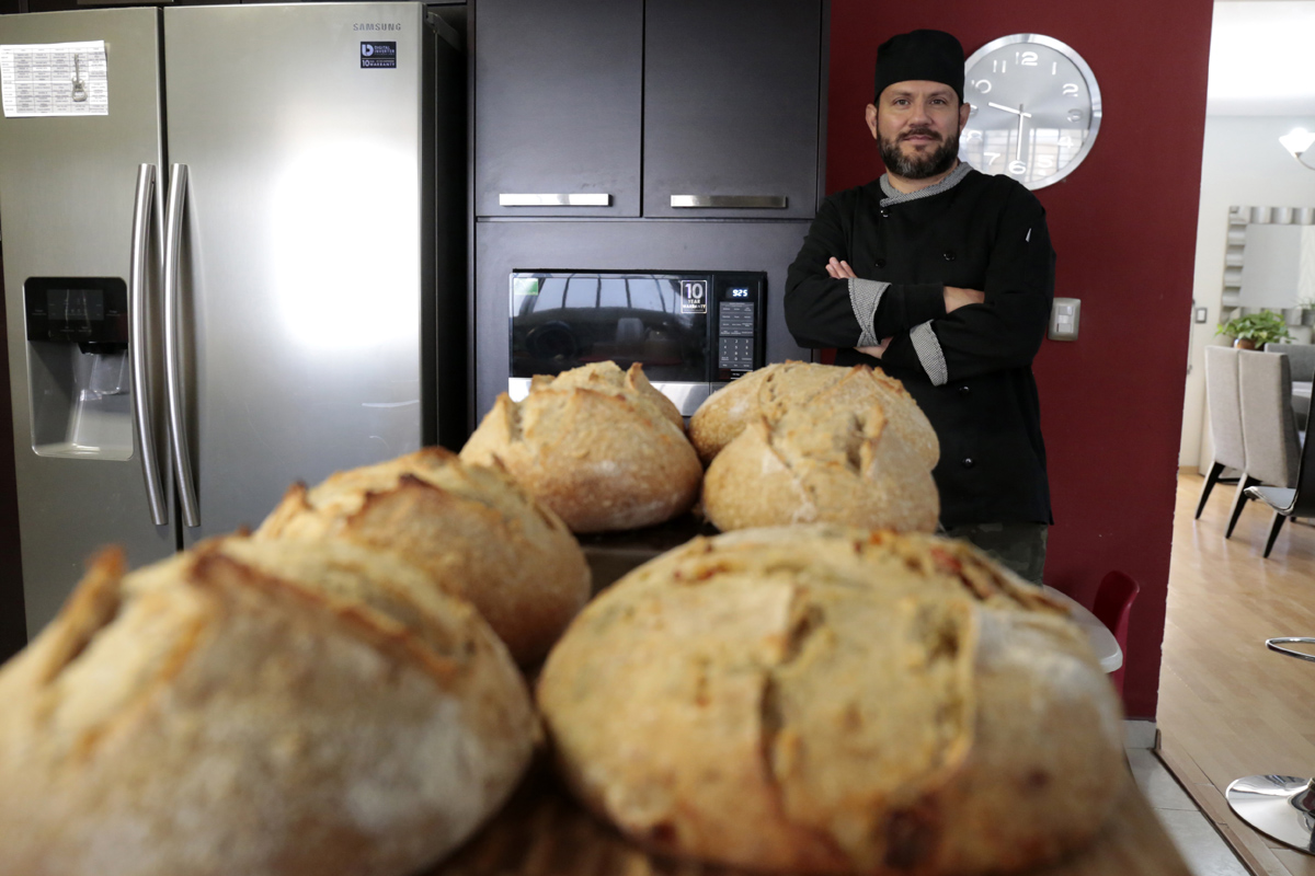 Miguel Cortés, elabora pan artesanal desde la cocina de su casa, emprendimiento que busca consolidar en La Laguna. | Mauricio Román