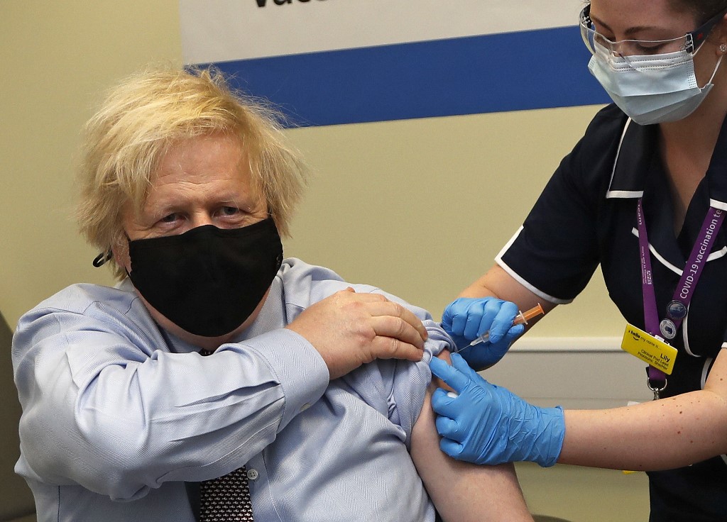 El primer ministro de Reino Unido, Boris Johnson, recibiendo la vacuna contra covid-19. (AFP)