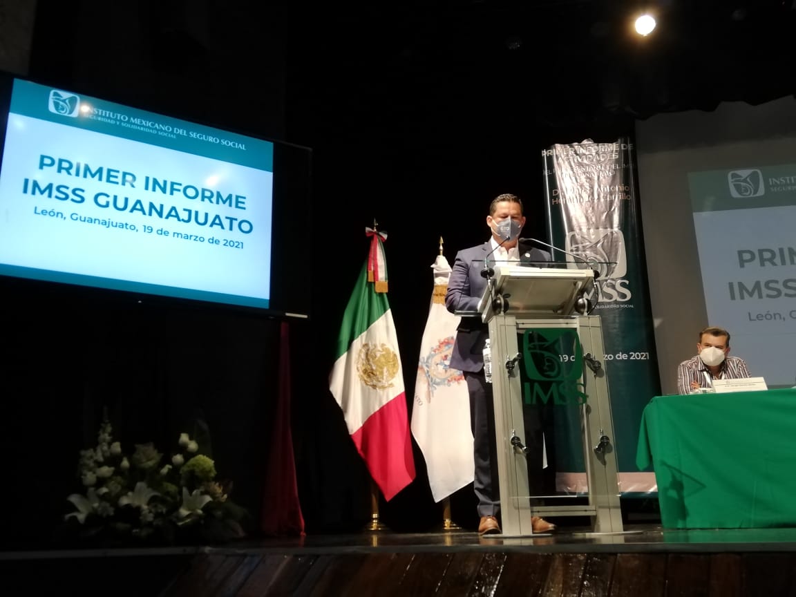Pide gobernador para todo el personal médico