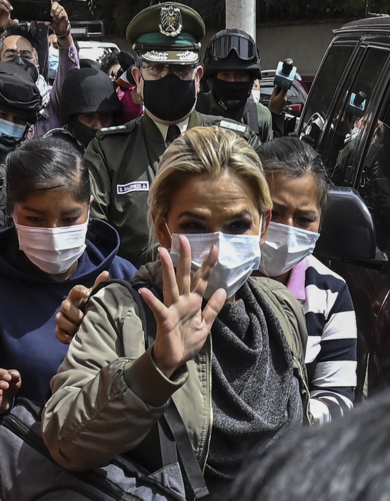 La ex presidenta interina Jeanine Áñez siendo trasladada hacia un tribunal. (AFP)