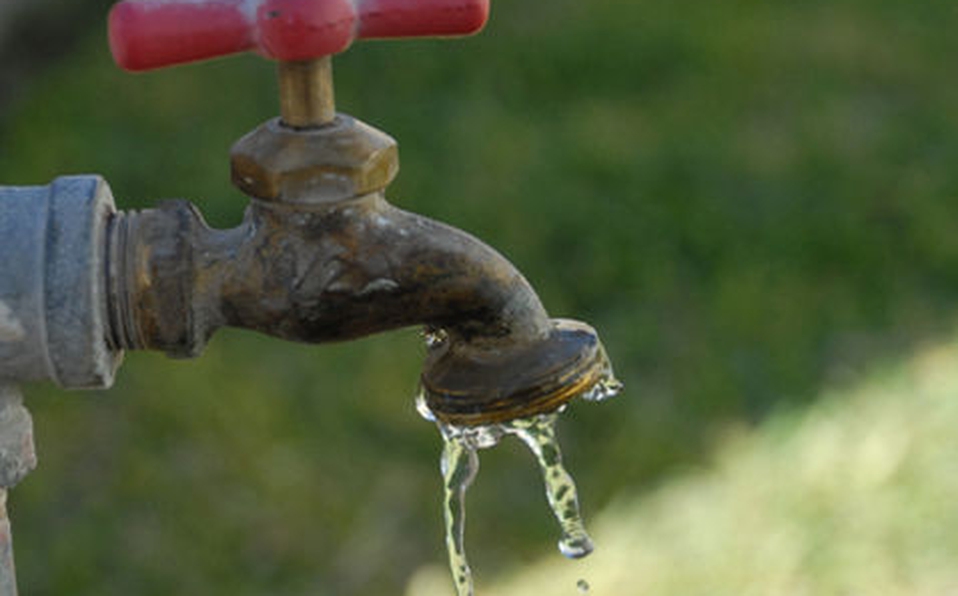 Sobreviven al desabasto con garrafones de agua (Archivo)