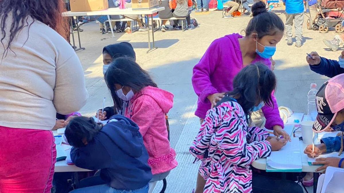 En Tijuana, dan clases a niños migrantes varados en garita 'El Chaparral'