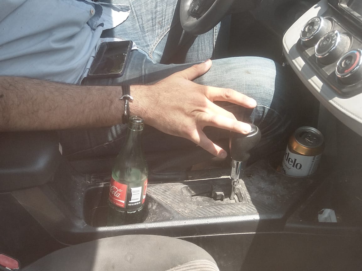 El conductor portaba una lata de cerveza en su automóvil