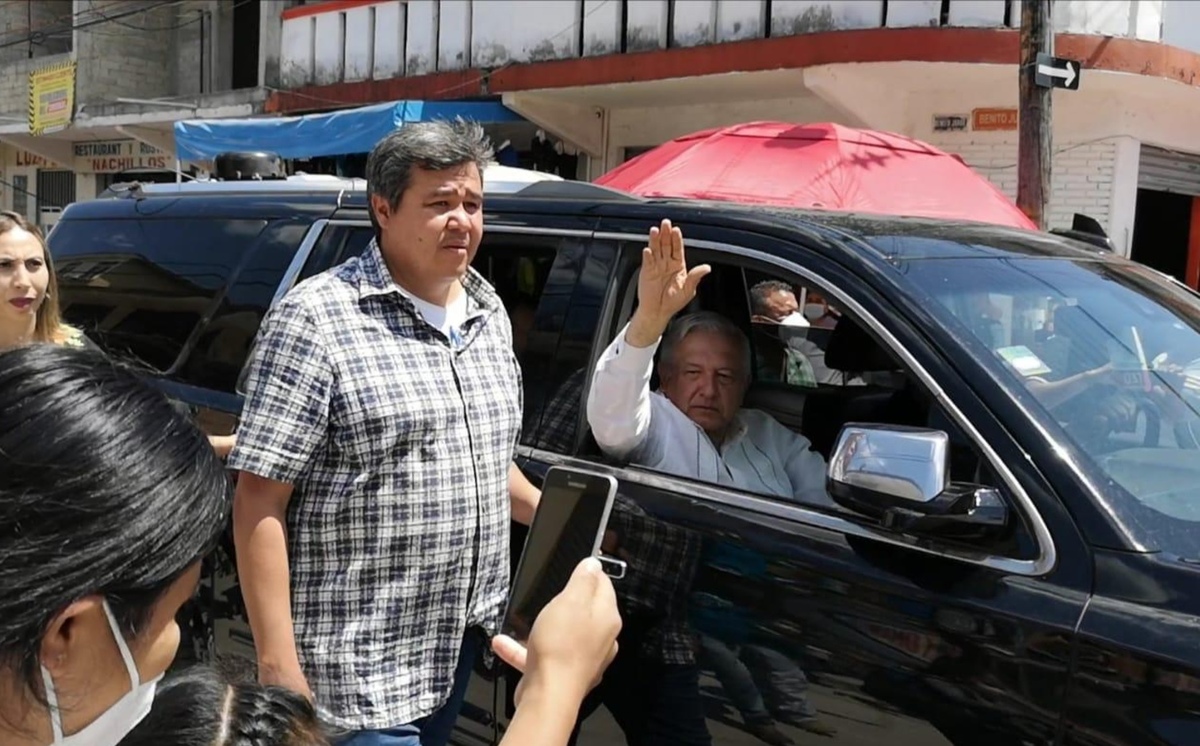 El Presidente bajó su ventanilla para recibir las peticiones de los pobladores. (Pedro Domínguez)
