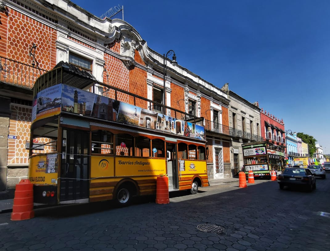 Reubican turibuses en la 5 oriente ante obras en el  zócalo. (Melanie Torres)
