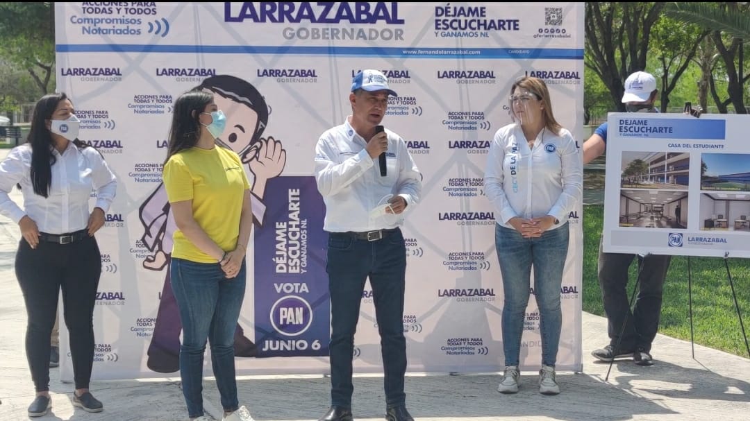 Fernando Larrazabal, candidato a la gubernatura, en la firma de su compromiso número 20. Foto: Especial.