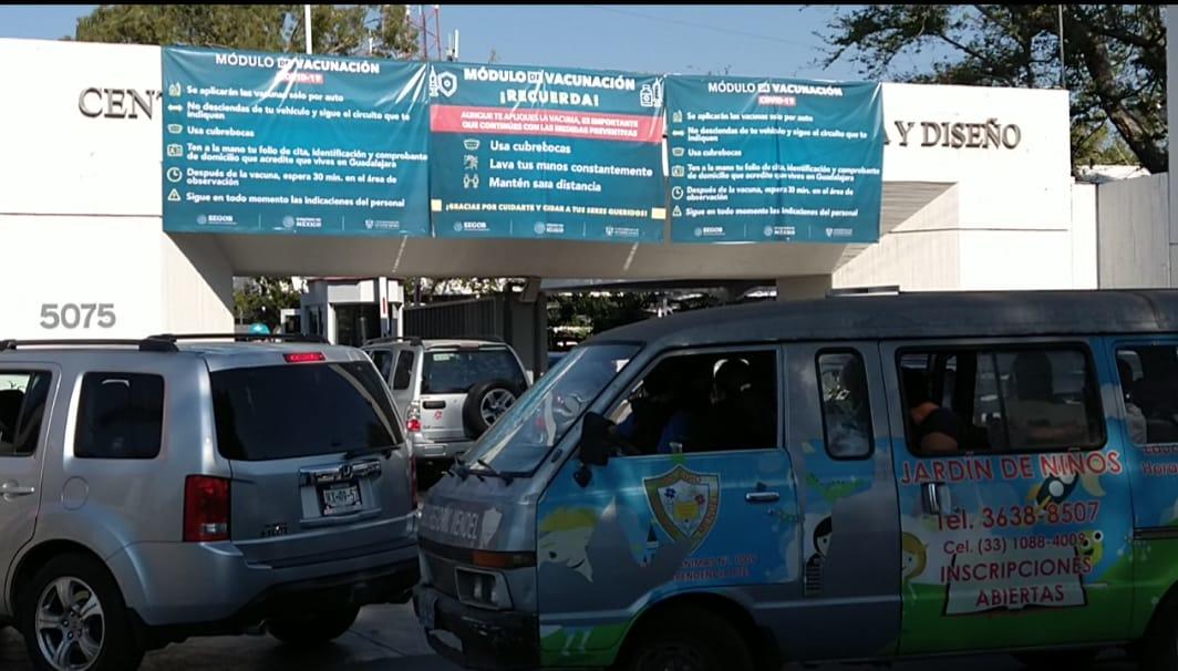 Filas kilométricas para recibir vacuna contra covid-19 en Centro Universitario de Arte (Roberto Hurtado)