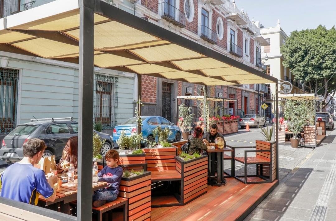 Personas usan los parklets instalados en el Centro Histórico. (Agencia Enfoque)