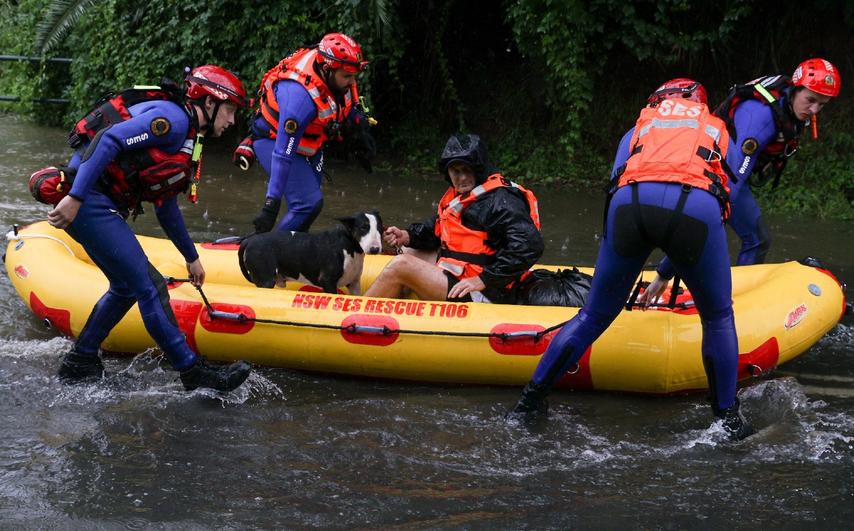 Se han realizado evacuaciones multitudinarias. (Reuters)