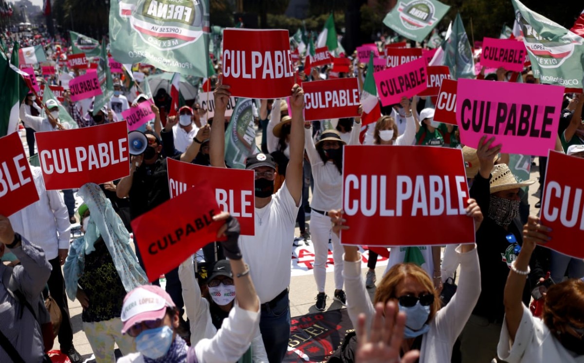Un simpatizante del FRENAAA actuó como el "abogado defensor" del Presidente. | Ariana Pérez