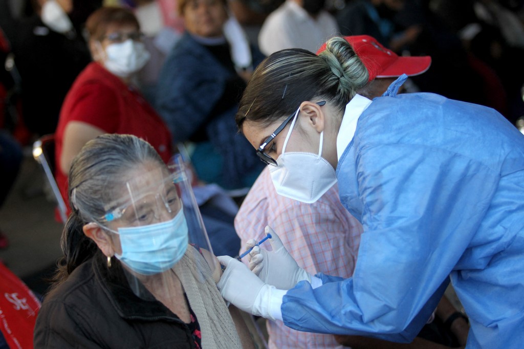 La vacunación en México continuó este domingo en diversos municipios del país. (AFP)