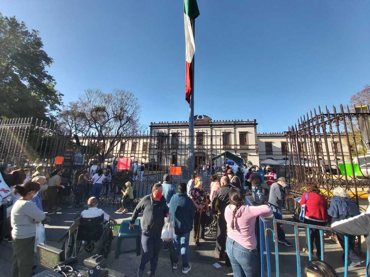 Adultos mayores fueron con la esperanza de condeguir una ficha para la vacuna. (Rosario  Álvarez)