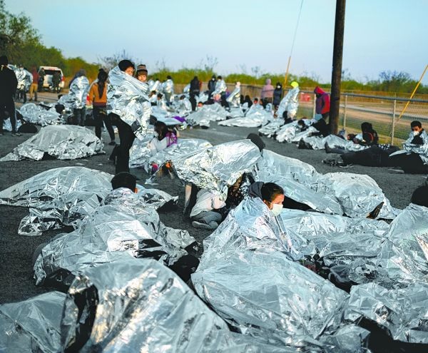 Agentes de EU dan mantas de emergencia a 150 migrantes centroamericanos. A. Latif/Reuters