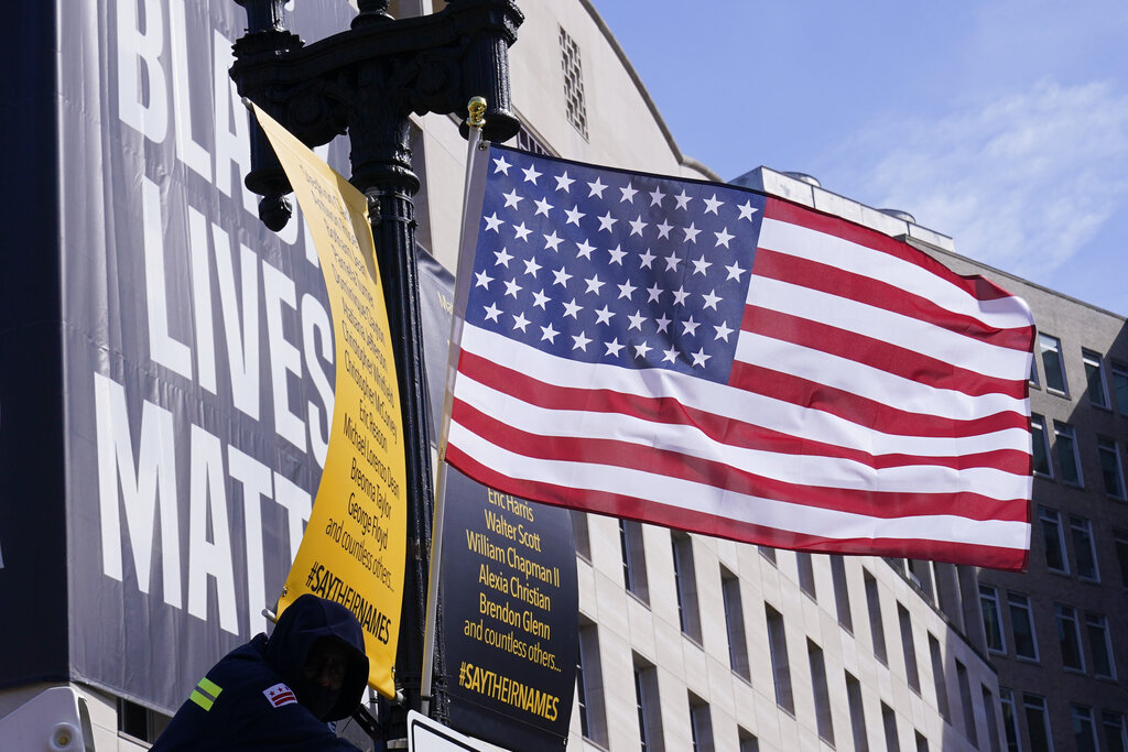 La bandera de los Estados Unidos con los 51 estados que podrían conformarla ondeó en la Black Lives Matter Plaza de Washington. (AP)
