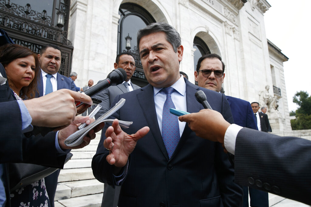 Juan Orlando Hernández, en paradero desconocido y con casos pendientes en Honduras