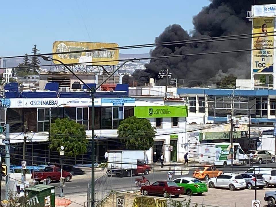 En León se registra incendio al interior de fábrica en Barrio del Coecillo