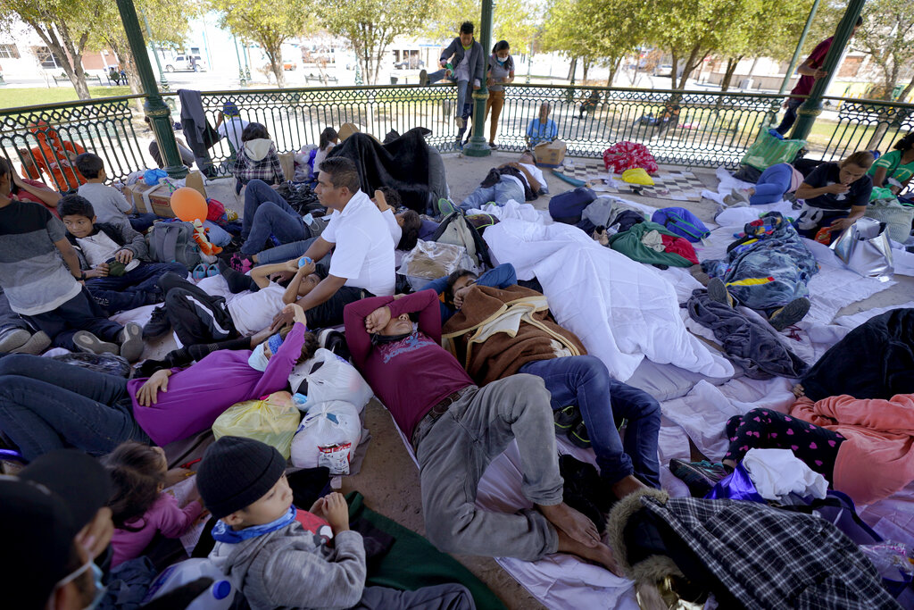 Miles de personas han sido detenidas en la últimas semanas por intentar legar hacia Estados Unidos. (AP)