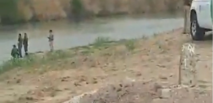 Un hombre grabó cuando los migrantes estaban dentro del agua.