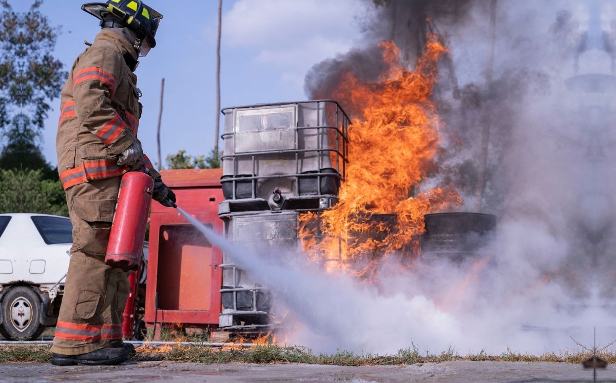 Bomberos apagando incendio Foto:  warodom changyencham/ Getty Images