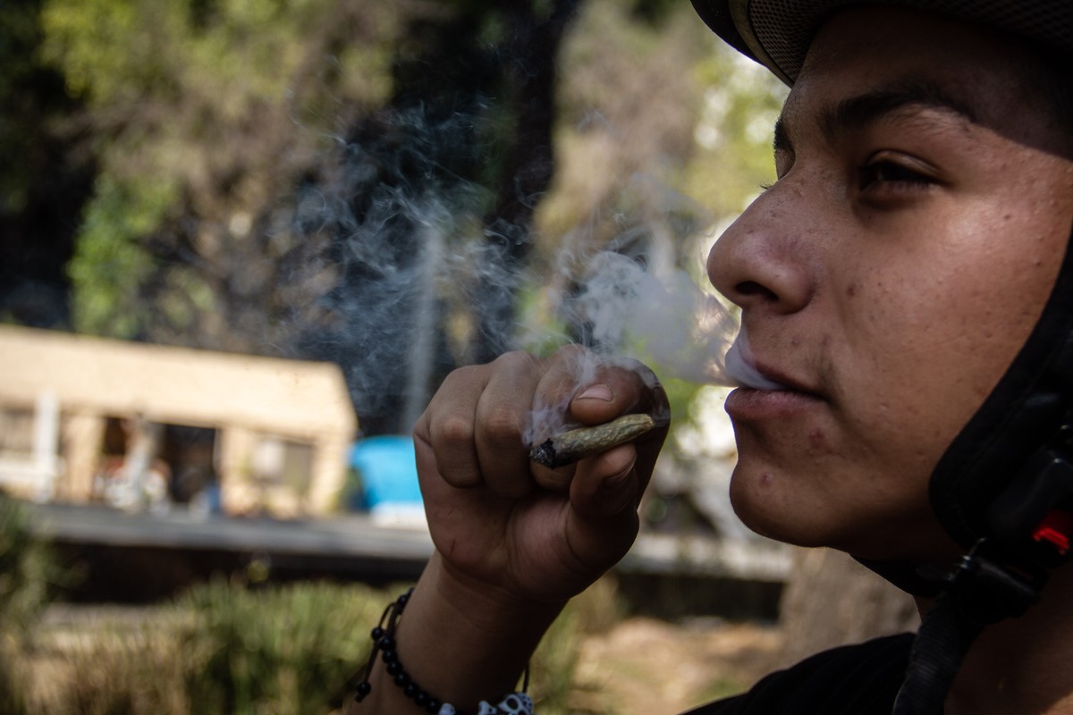 Un chico fuma un "toque" de mariguana en el campamento 420 a las afueras de la Cámara de senadores | Cuartoscuro